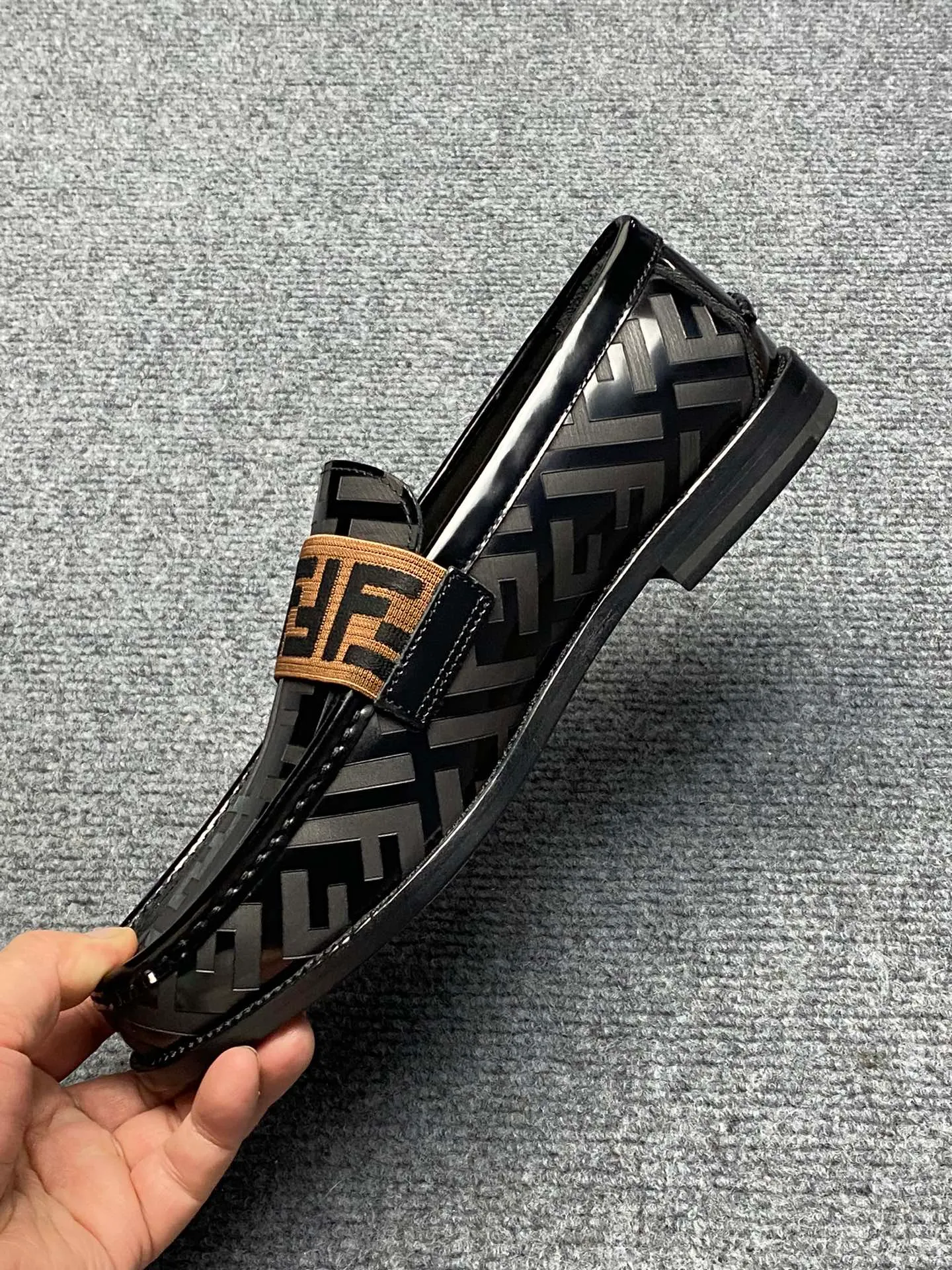 Factory price 960FENDI Fendi men's breathable and comfortable leather shoes. Original development. The leather outsole is made of leather. Counters copy one to one. Imported counter cowhide. Imported water dyes cattle. 38 to 44. (45.46. can be ordered. 47.